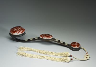 图片[2]-Rosewood ruyi scepter fitted with red overlay glass in happiness and longevity decor, Guangxu  reign (1875-1908), Qing dynasty-China Archive